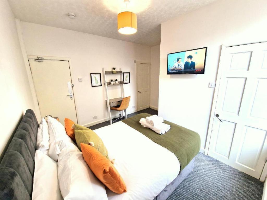 St Johns House 3 Ensuite Rooms Available بيرنلي المظهر الخارجي الصورة